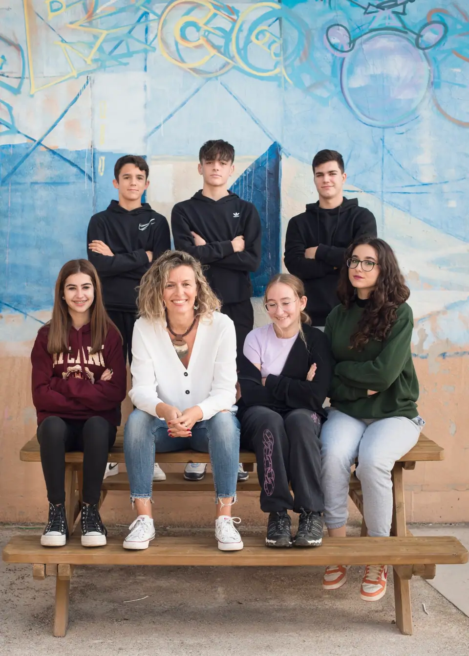 Diana con un grupo de adolescentes en el patio de un instituto