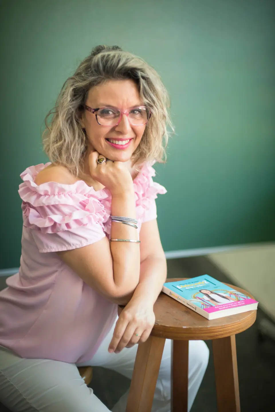 Diana con su libro, delante de una pizarra verde