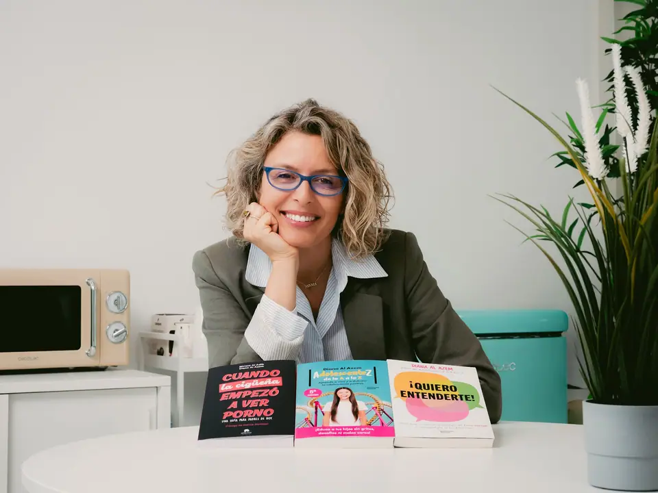 Diana con sus tres libros sobre la mesa